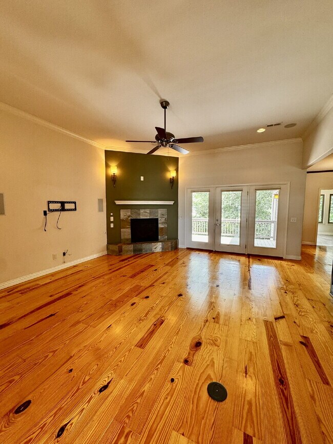 Photo - 723 N Lakeview Dr