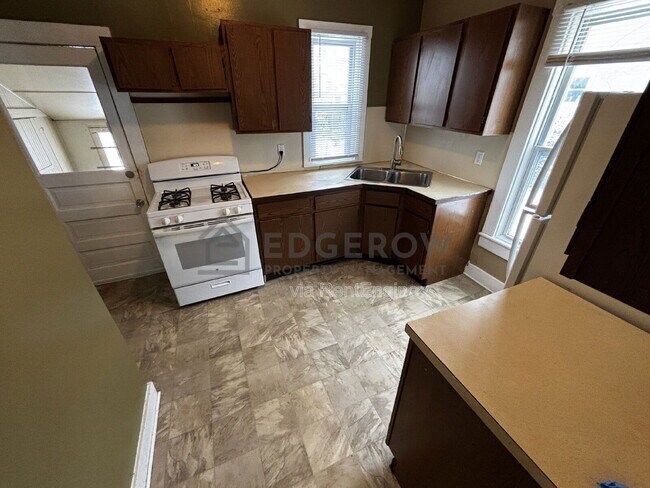 Photo - 1010 Helen St NE