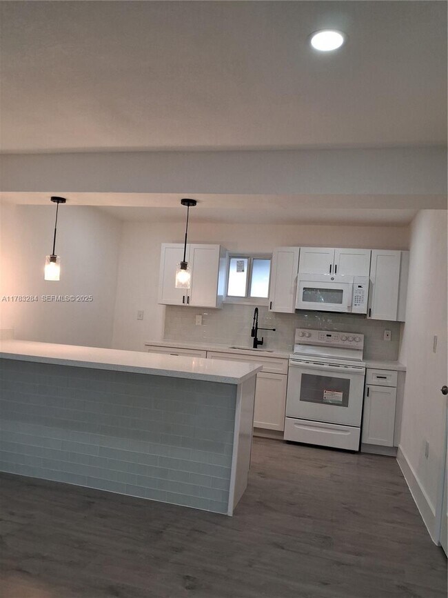 Photo - 2155 SW 72nd Ave Unidad 4