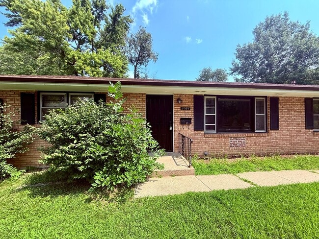 Building Photo - 209 Flintridge Dr Unit B Rental