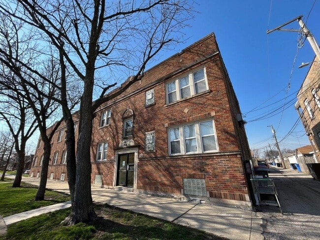 Building Photo - 4514 W Wellington Ave Unit 2