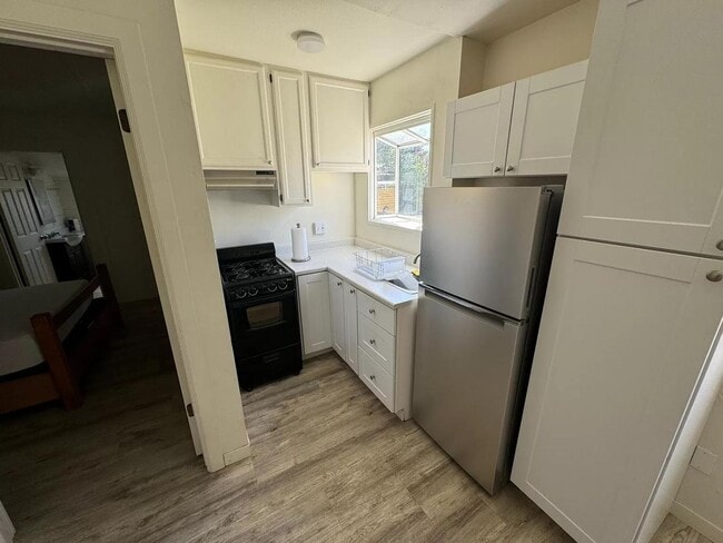 Building Photo - 1749 Santa Barbara Ave