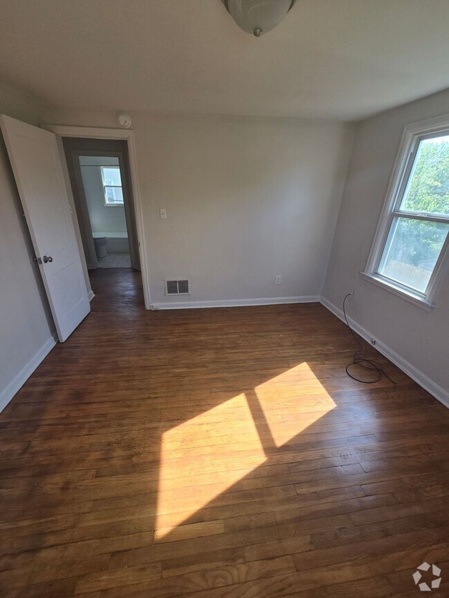 Building Photo - 2703-2705 EAKIN RD Unit 2705 Eakin Rd Rental