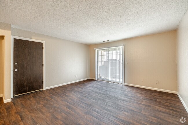 3BR, 2BA - 1440SF - Living Room