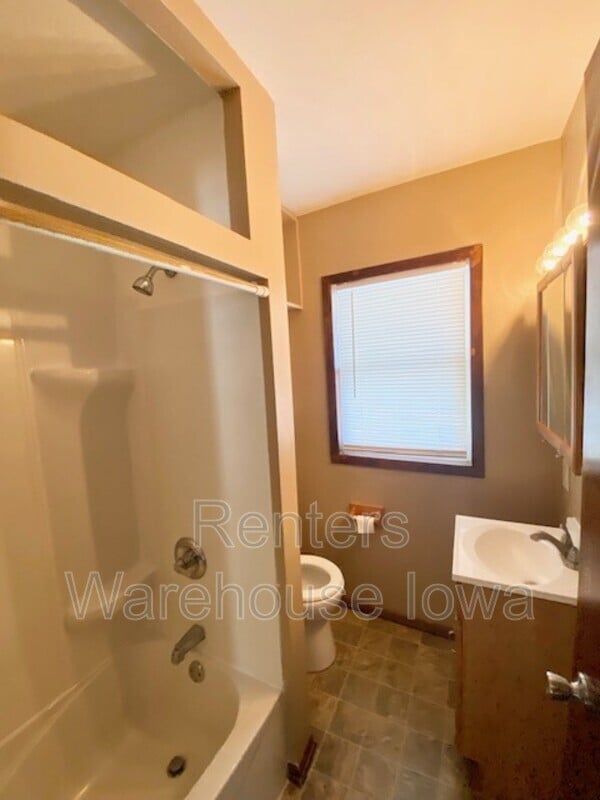 Photo - 3330 52nd St