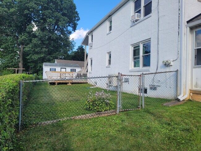 Patio lateral - 115 Whelen Ave Unidad 1