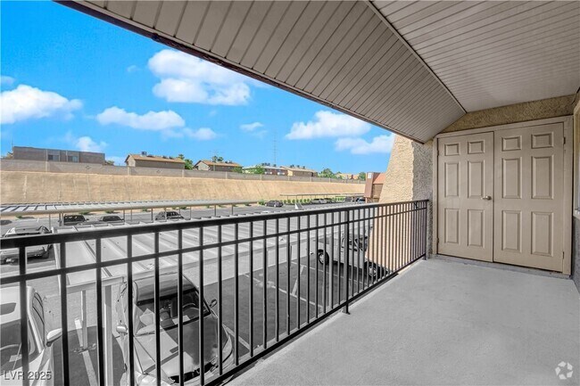 Building Photo - 5242 River Glen Dr Unit 442 Rental