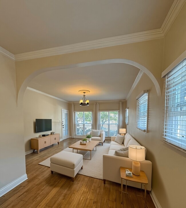 Vista de la sala de estar desde la cocina. - 4318 Clinton St Unidad 4318