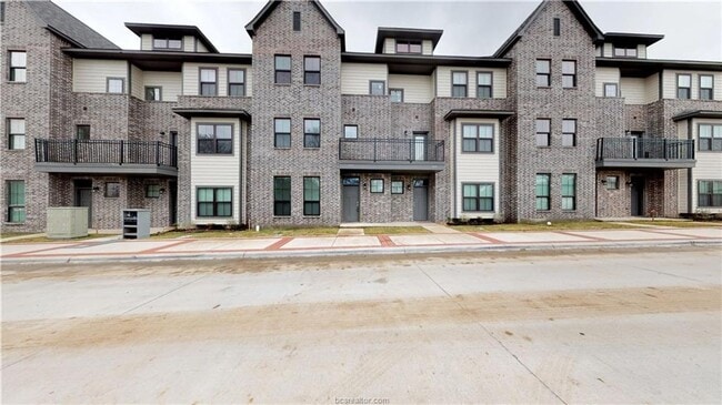 Building Photo - 4 Bed Northgate Townhome Pre-leasing for August Move In!