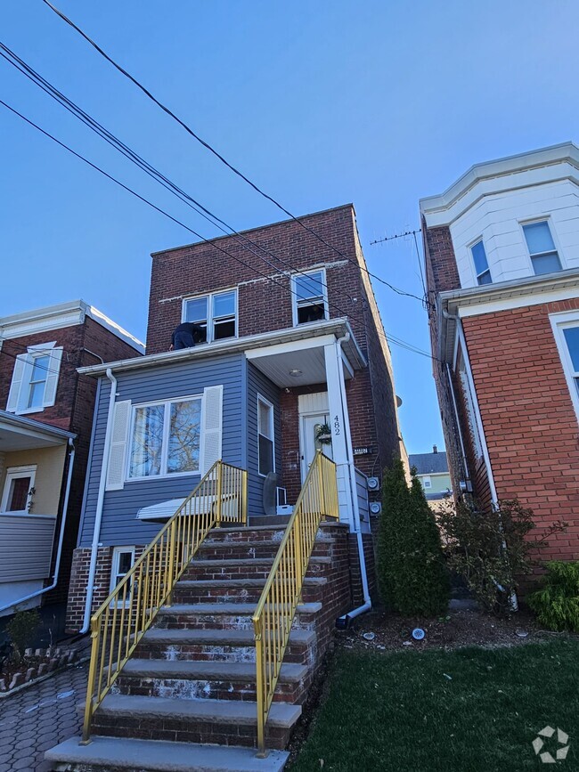 Building Photo - 482 Thomas Ave Unit #2 Rental