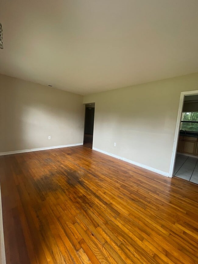 Photo - 4 Bed 1 Bath | Large Fenced Yard | Washer/Dryer Hookups | Central Air | Pet Friendly | Section 8 ...
