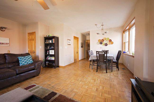 living/dining room - 3358 N Monticello Ave Condominio Unidad 1E