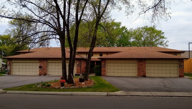 Front of building - 5535 Maryland Ave N Casa Adosada