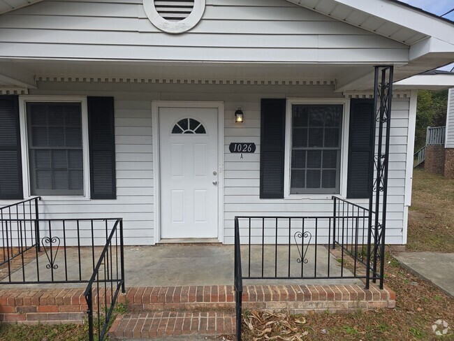 Building Photo - 2 Bed 1 bath duplex Rental