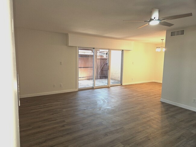 Living room - 1005 E Northern Ave