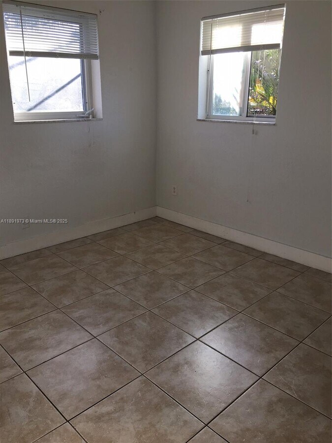 Photo - 458 SW 10th St Unidad 5