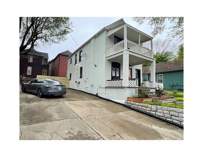 Huge Driveway - 421 Park Ave Unit 1