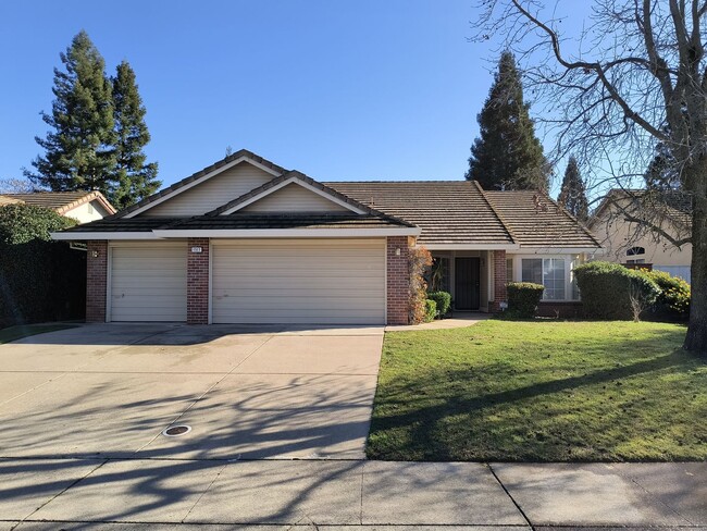 4 Bedroom Available Now In Roseville! - 4 Bedroom Available Now In Roseville! House