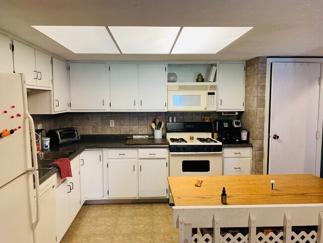 Building Photo - 1290-1292-1292 Gatwick Ct Unit 1292 Rental