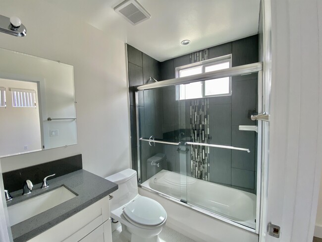 4557 Pickford St Unit 4559 1/2