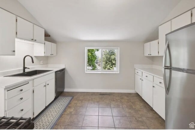 Photo - 537 N Darwin St Unit 1