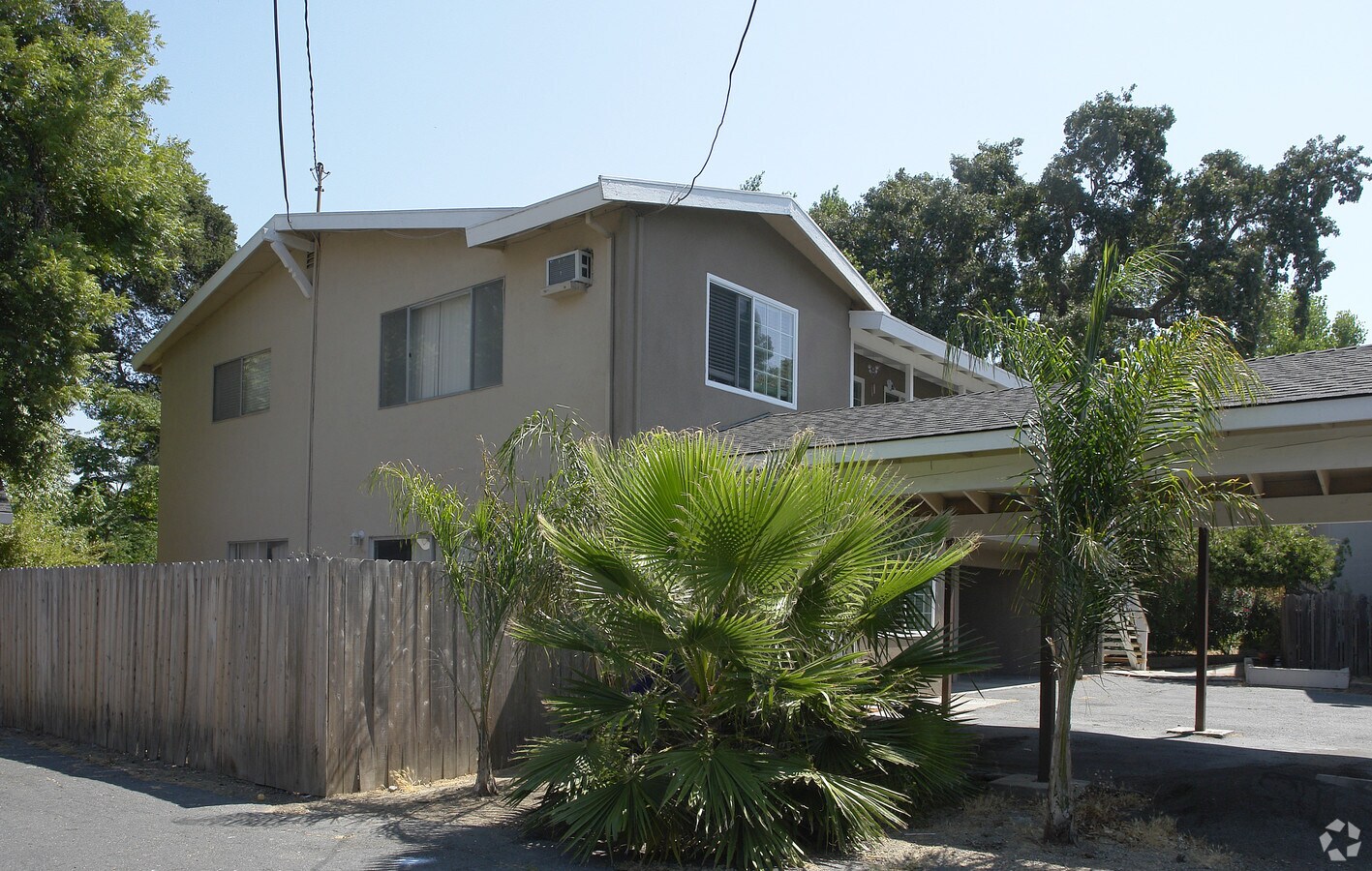 Photo - 845 Robinson St