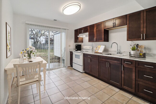 spacious dining area - Overlook Manor Townhomes