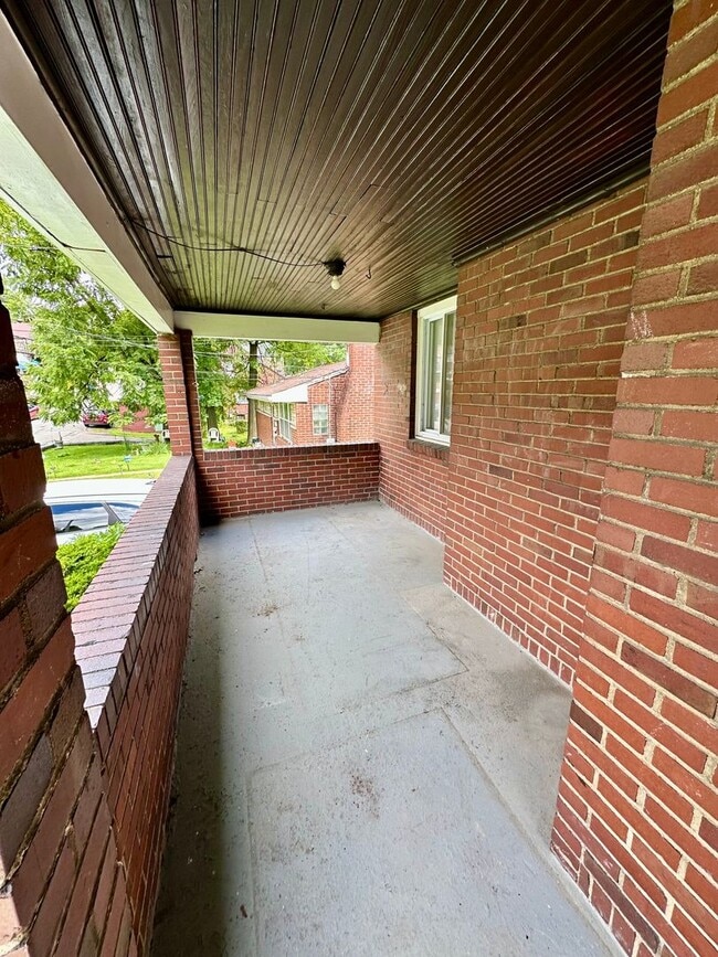 Photo - 2156 Sampson St