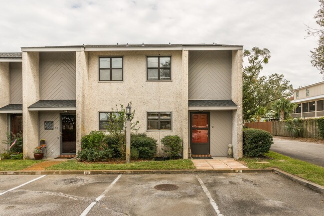 Dos espacios de estacionamiento en la entrada - 1498 Demere Rd