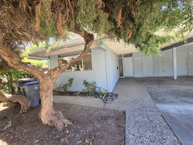 Building Photo - Charming 2-bedroom, 1-bath duplex with a yard