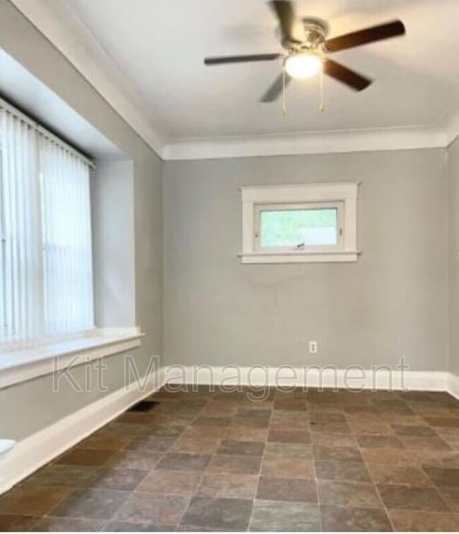 Photo - 828 Toronto Ave