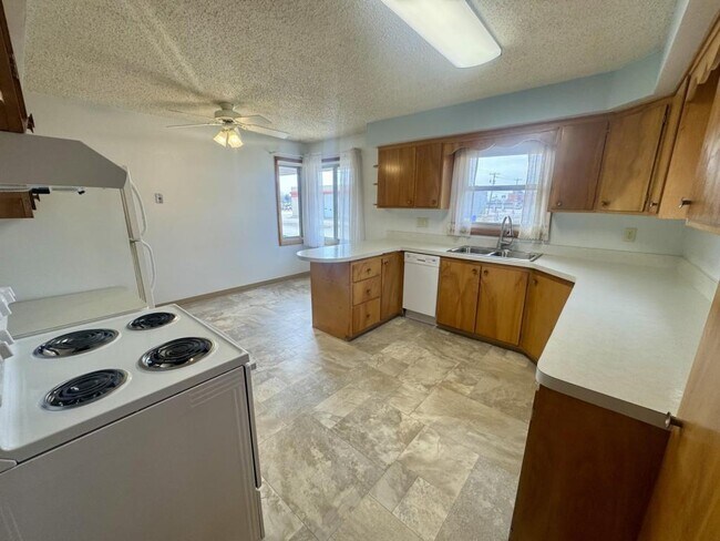 Photo - 106 8th Ave NE