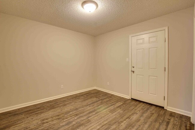 Photo - 403 Rooks St NW