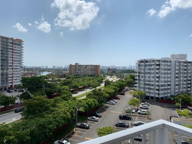 Photo - 1200 NE Miami Gardens Dr Unidad 814W