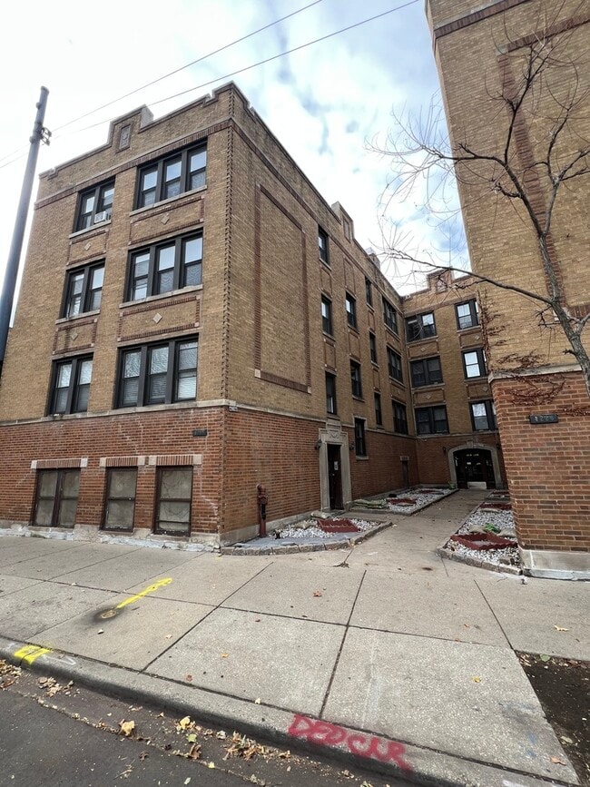 Building Photo - 4222 N Clark St Unit 2 Rental