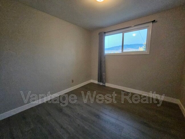 Photo - 320 Rutland Rd S