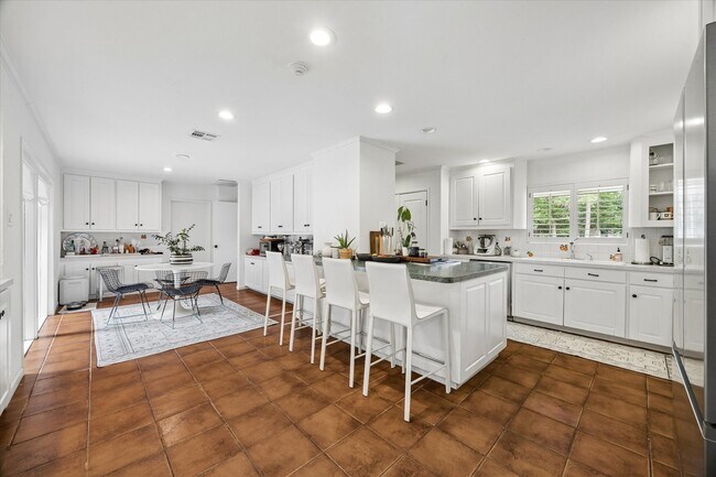 Photo - 319 Tynebridge Ln