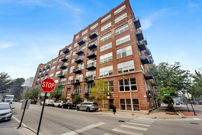 Building Photo - 1500 W Monroe St Unit 210