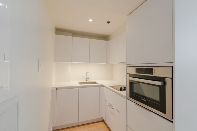 Building Photo - 25 Av des Pins O Unit 109