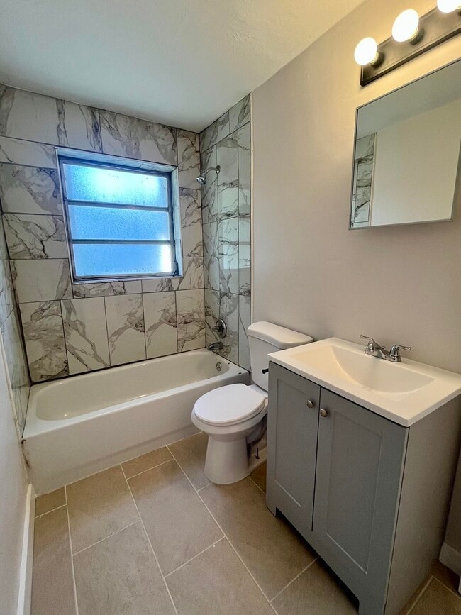 Photo - 725 W 9th St