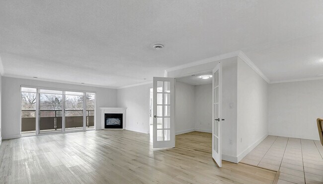 Rivers Edge I Renovated Livingroom With Fireplace Balcony View - Rivers Edge I (200 Eagle Street)