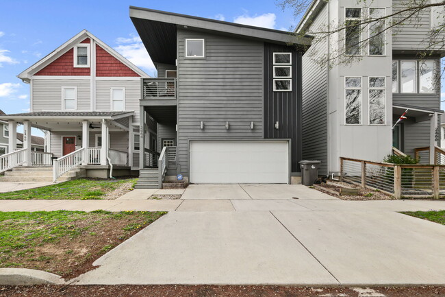 Photo - 2464 Broadway St