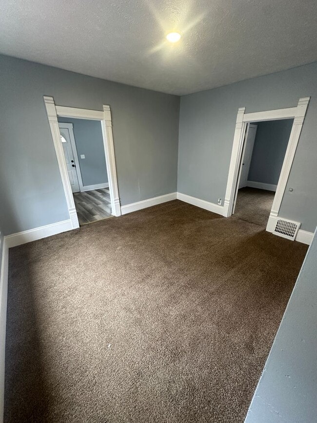 Photo - 4 Bed / 2 Bath Sunroom, Updated Kitchen & Spacious Layout!