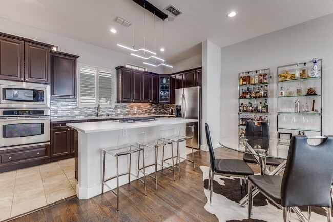 Photo - 2928 State St