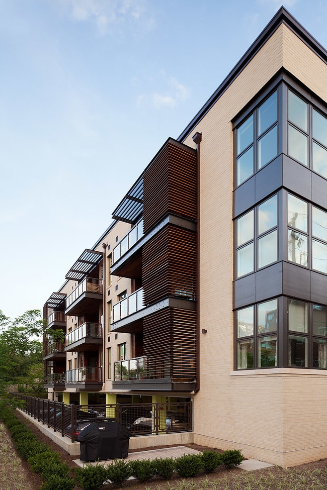 Ten Select Apartments For Rent in Arlington, VA
