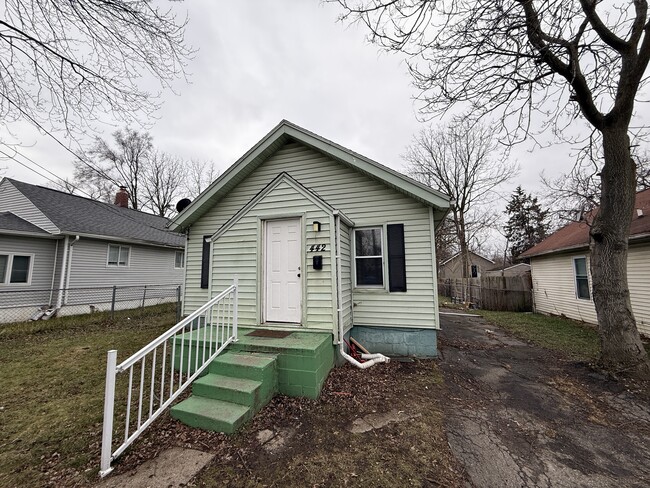 Building Photo - 442 S Marshall St Rental