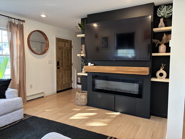 Living room w/ electric fireplace - 249 East Ave Casa Adosada