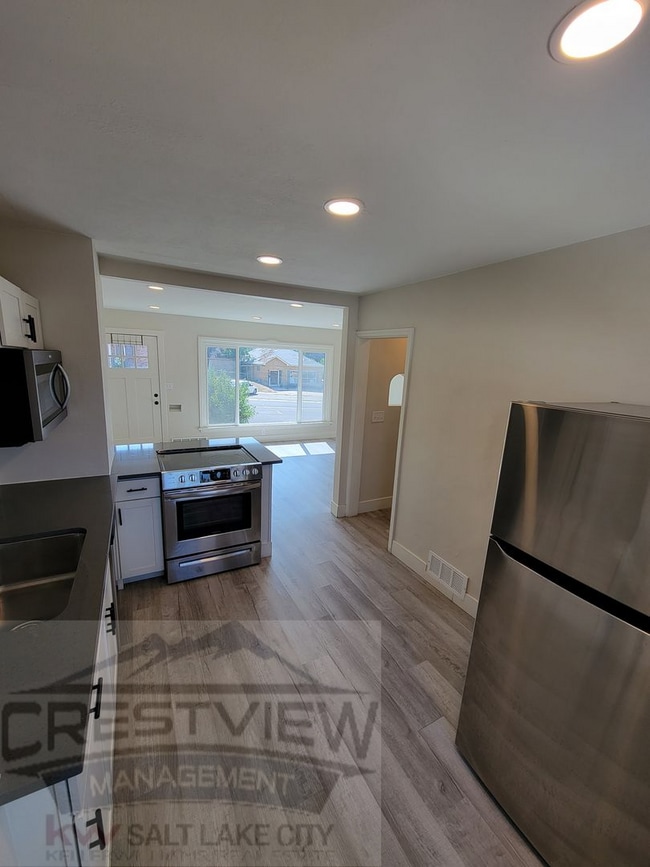 Photo - Theall Triplex Unit 986