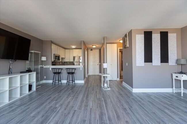 Photo - 5445 N Sheridan Rd