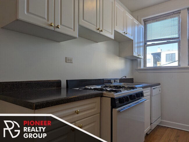 Building Photo - 555 W Aldine Ave Unit 556-W2